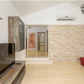 4 bedroom villa bedroom with pool, Svetvinčenat, Istria, sleeps 8